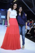 Tisca Chopra walk the ramp for Sonali Mansingka at Kids Fashion Week day 1 on 17th Jan 2012 (14).JPG